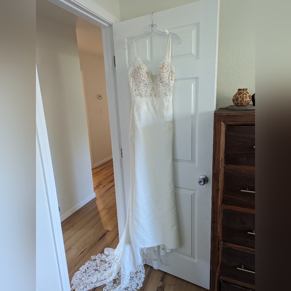Boutique Wedding Dress (never worn) - Picture 2 of 11